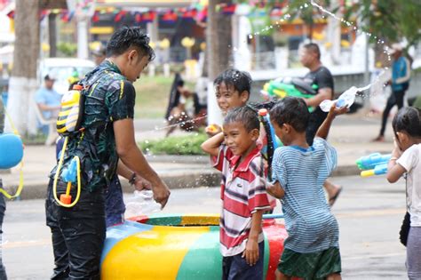 Cambodia Meshes Traditional And Modern Worlds In Khmer New Year