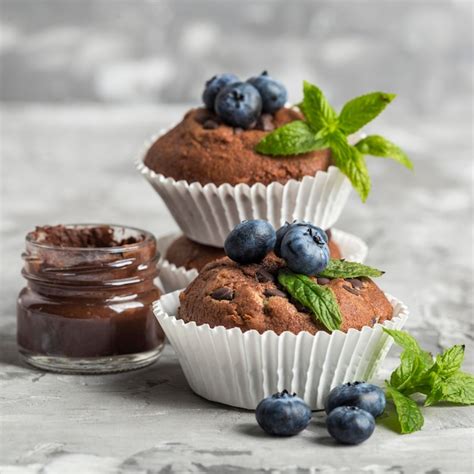 Deliciosos Muffins Con Chocolate Y Frutas Foto Gratis