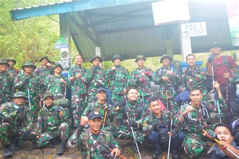 tradisi tni naik  puncak lawu tanam pohon  jaga kelestarian alam