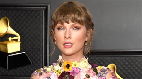 Taylor Swifts Psychedelic Grammys Dress Will Get You Seriously Excited