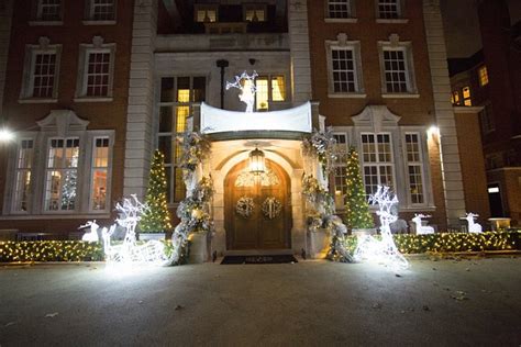 Tamara Ecclestone Shows Daughter Sophia Christmas Decorations Outside Their Home Daily Mail Online