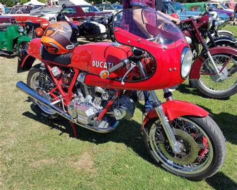 Ducati Desmo gesehen auf dem Ausstellungsgelände beim Oldtimertreffen