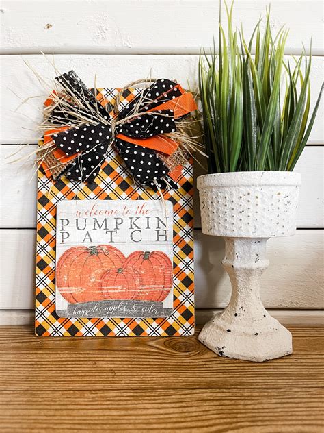 DIY Pumpkin Patch Sign with Napkins - Affordable Home Decor Tutorial