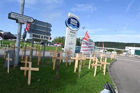 Photos Suppression de 171 postes chez Nestlé Waters une longue