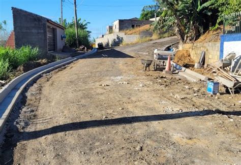 Notícia TRECHO DA RUA CEDRO COMEÇA A SER PAVIMENTADO EM CAJATI