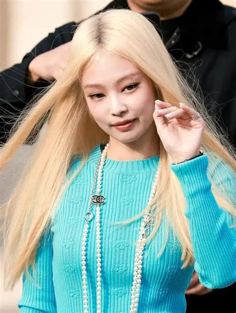 Bikin Pangling Jennie BLACKPINK Tampil Dengan Rambut Pirang Dan Outfit