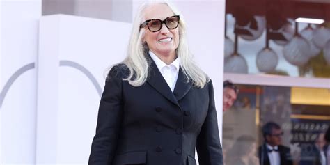 Jane Campion Porte Des Sandales Plates Sur Le Tapis Rouge De La Mostra