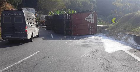 Carreta Tomba Na Serra Das Araras Informa Cidade