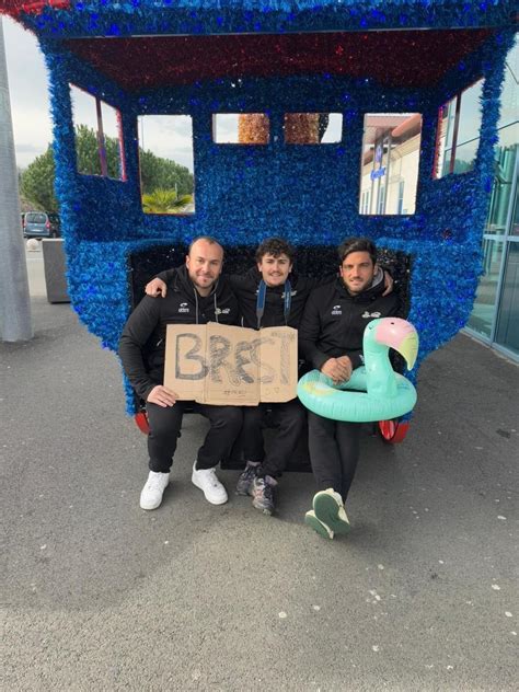 Ils Parcourent 1 000 Km En Stop Et Sans Argent Pour Un Match Du Stade