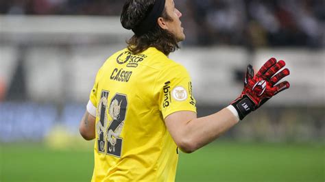 Após emoção homenagens Cássio analisa opções do Corinthians