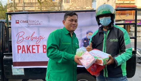 Dompet Dhuafa Waspada Dan CIMB Niaga Bagikan Paket Berbuka