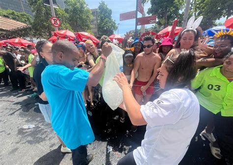 Ludmilla encerra bloco por conta de calor e foliões que passaram mal