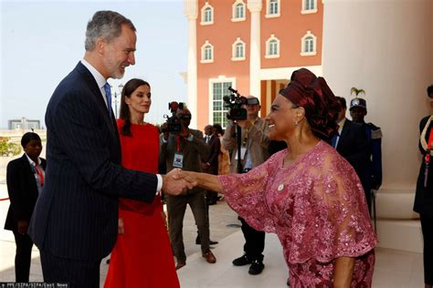 Królowa Letizia błyszczy w biało czarnej sukience podczas wizyty w