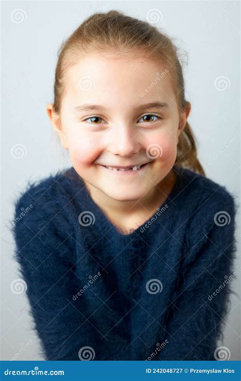 Portrait D Adorable Petite Fille Petit Enfant Mignon Regardant La