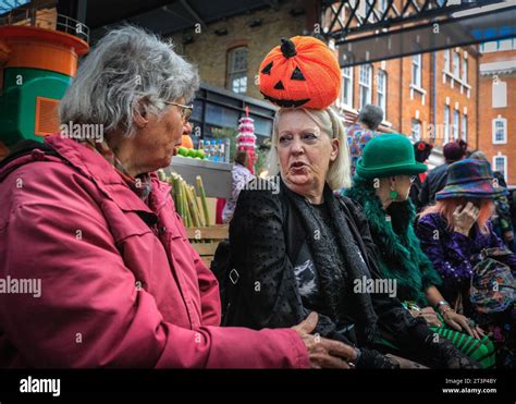 Londres Reino Unido 26 De Octubre De 2023 Colourwalkers Charlan En Un Banco Los