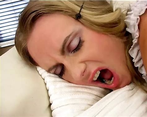 Une jeune blonde se fait défoncer par un étalon dans toutes les