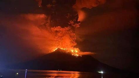 Imbas Erupsi Gunung Ruang Bandara Sam Ratulangi Manado Ditutup