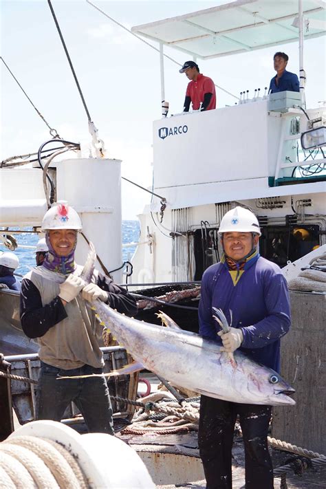 Going Fishing: A year in the life of a tuna boat helicopter pilot