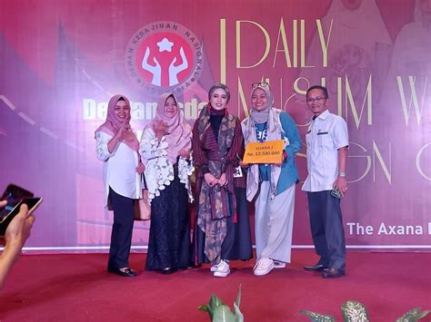 Elvi Desainer Muda Limapuluh Kota Juara Daily Muslim Wear Contest