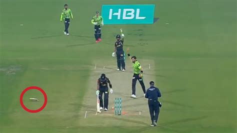 Shaheen Afridi Breaks Bat In Two Pieces During Psl Match Uproots Stump