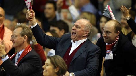 Uli Hoeneß: Strahlend beim Basketball im Audi Dome