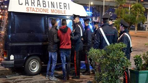 Soldi Falsi Droga Nelle Mutande E Coltello Pattuglione Dei Carabinieri