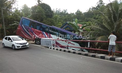 Dramatis Badan Bus Rombongan Santri Asal Bengkulu Sudah Menggantung