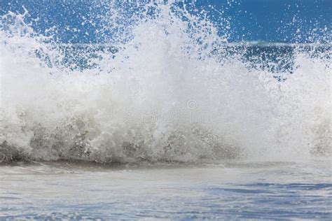 Grandes Ondas De Oceano Espuma Branca A Tempestade Raging Do Oceano