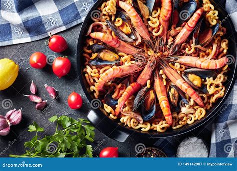 Fideua Una Paella Como El Plato Visi N Superior Imagen De Archivo