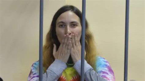 Художницу Сашу Скочиленко начали судить за антивоенные ценники в