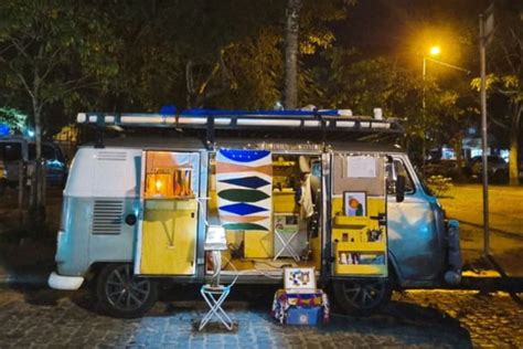 Conheça a brasiliense que viaja o Brasil o parceiro em uma kombi