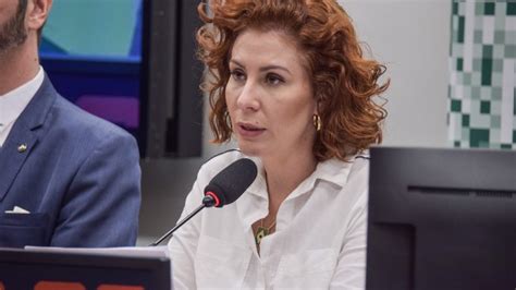 Carla Zambelli faz grave denúncia de Janones que está assediando