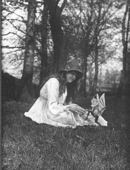 CottingleyFairies2 - Cottingley Fairies - Wikipedia Walker Evans, Tim ...