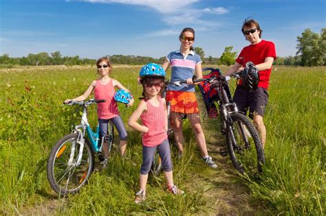 Cyklar Den Lyckliga Cirkulerande Familjen Utomhus Arkivfoto Bild Av