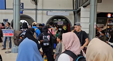 Penumpang Kereta Melonjak Di Stasiun Pasar Senen Dan Gambir Jelang