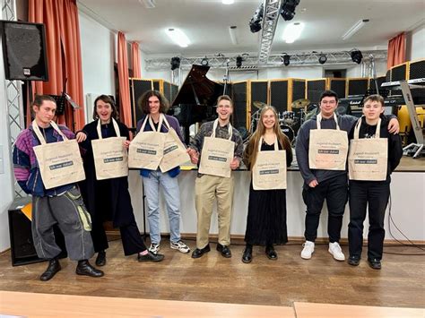 Glückliche Preisträger bei Jugend musiziert Musikschule Leipzig