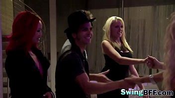 Swingers jóvenes calientes posando desnudos XVIDEOS