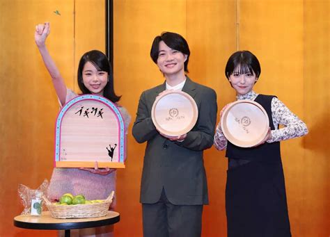 ＜朝ドラバトンタッチセレモニー＞らんまんの（右から）神木隆之介、浜辺美波からブギウキの趣里（左）にバトンが渡された （撮影・奥 調