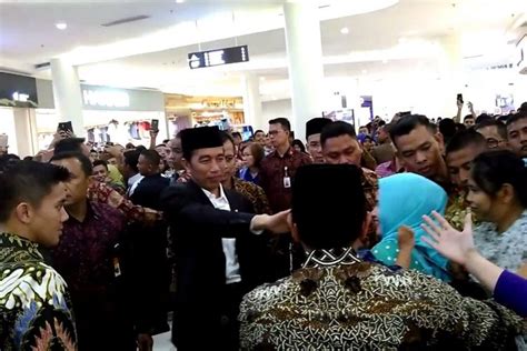 Foto Kedatangan Jokowi Hebohkan Pengunjung Mall Di Lombok