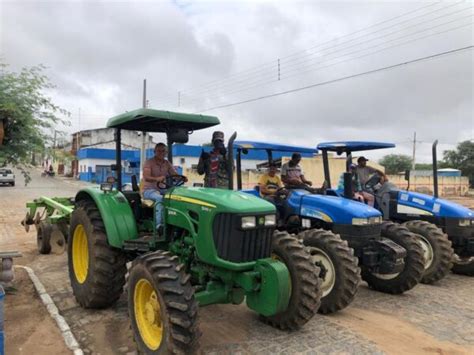 Agricultores Come Am A Receber Corte De Terras A Chegada Das