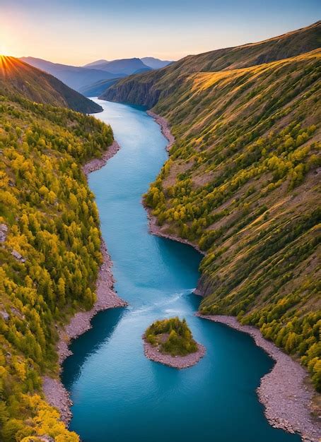 Um Rio Atravessa Um Vale Montanhas Ao Fundo Foto Premium