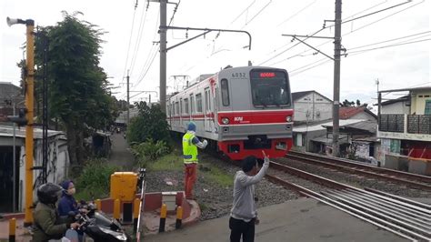 Krl Commuterline Senja Di Perlintasan Kereta Api Krl No Jl Let Tata