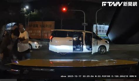 行人過馬路被叭狠踹車門！下一秒慘了 網見「車款」驚呼：這車也敢踢 鏡週刊 Mirror Media