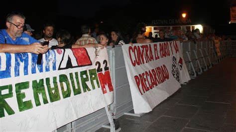 Manifestantes Claman Contra El Derroche De Dinero De Los Ceres M S