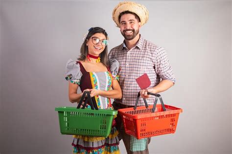 Pareja brasileña vestida con ropa de festa junina fiesta de sao joao