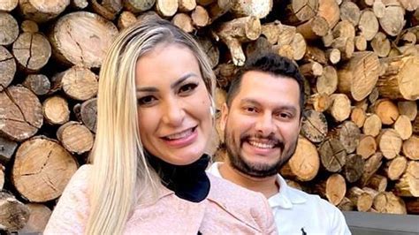 Grávida Andressa Urach anuncia fim do casamento