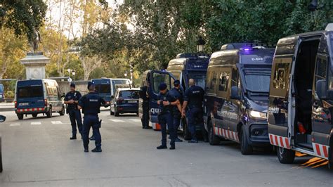 Puigdemont Burla A Los Mossos Y Obliga A Bloquear Barcelona