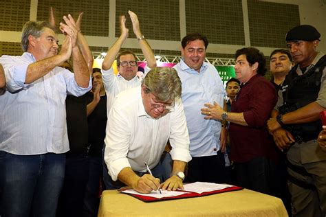 Ao lado do governador João Azevedo e do deputado Lindolfo Pires