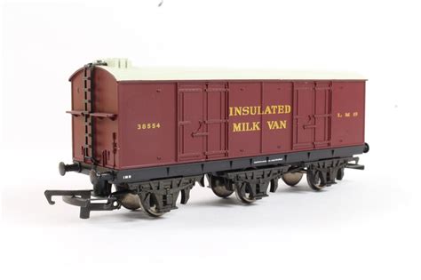 Hornby R A Lms Wheel Insulated Milk Van In Crimson