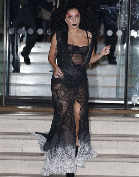 Lady Gaga Aposta Em Vestido Transparente De Renda E Exibe Lingerie